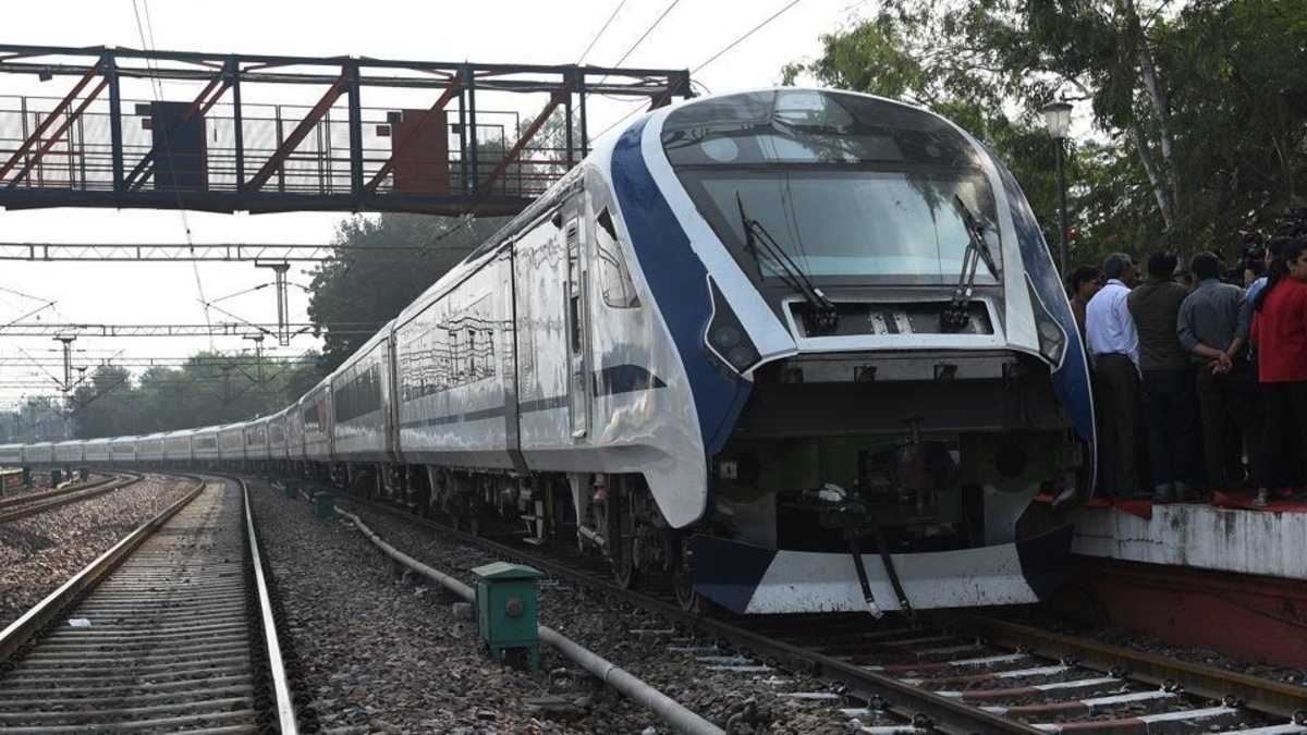 Движение поезда 18. Поезд Нью Дели. Train 18 indian Railway. Поезд Дели Гоа. Скорый поезд Дели.