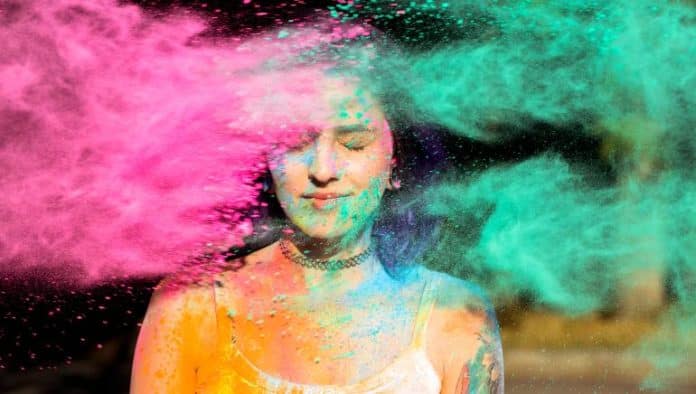 Holi के रंगों से बालों और त्वचा को बचाने की Special Beauty Tips