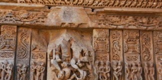 सास बहू मंदिर में हैं कामशास्त्र से जुड़ी कई मुर्तियां, यहां जानें इससे जुड़े 18 रोचक तथ्य सास बहू मंदिर में हैं कामशास्त्र से जुड़ी कई मुर्तियां, यहां जानें इससे जुड़े 18 रोचक तथ्य