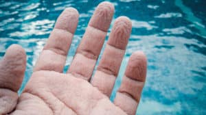 आप जानते हैं ज्यादा देर पानी में काम करने से उंगलियां क्यों सिकुड़ जाती हैं?