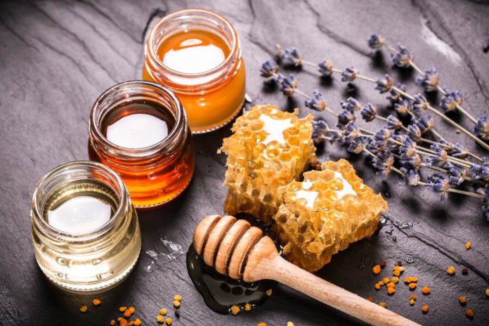 क्या आप जानते हैं शहद सालों-साल क्यों खराब नहीं होता हैं? (12 Facts about Honey in Hindi)