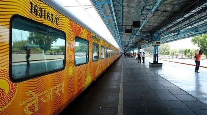 ट्रेन के लेट होने पर यात्रियों को मिलेगा पैसा वापिस (11 Facts about Tejas Train in Hindi)