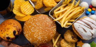 लॉकडाउन में इन चीजों को खाने से बिगड़ सकती है आपकी सेहत